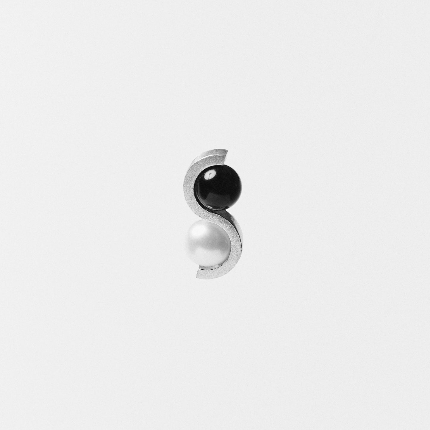 CONTRAST STUD - onyx & pearl earring