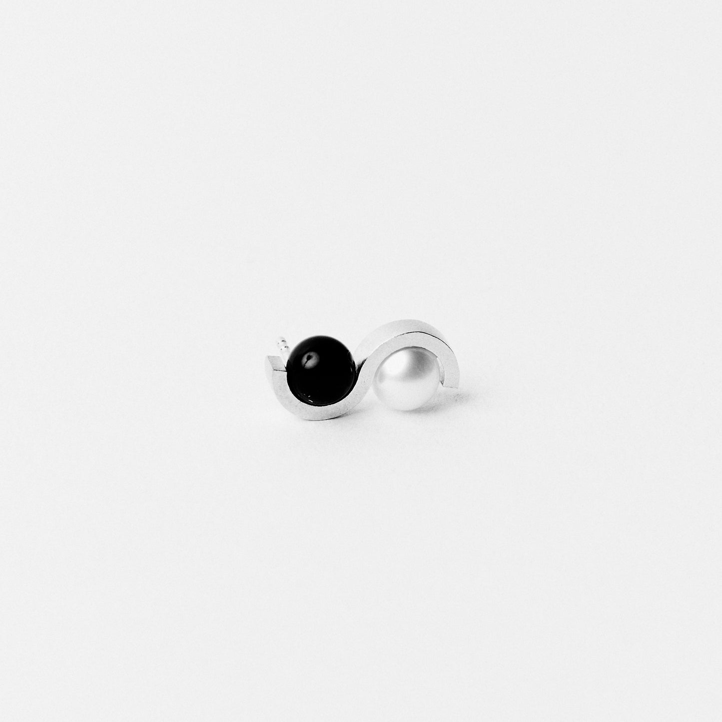 CONTRAST STUD - onyx & pearl earring