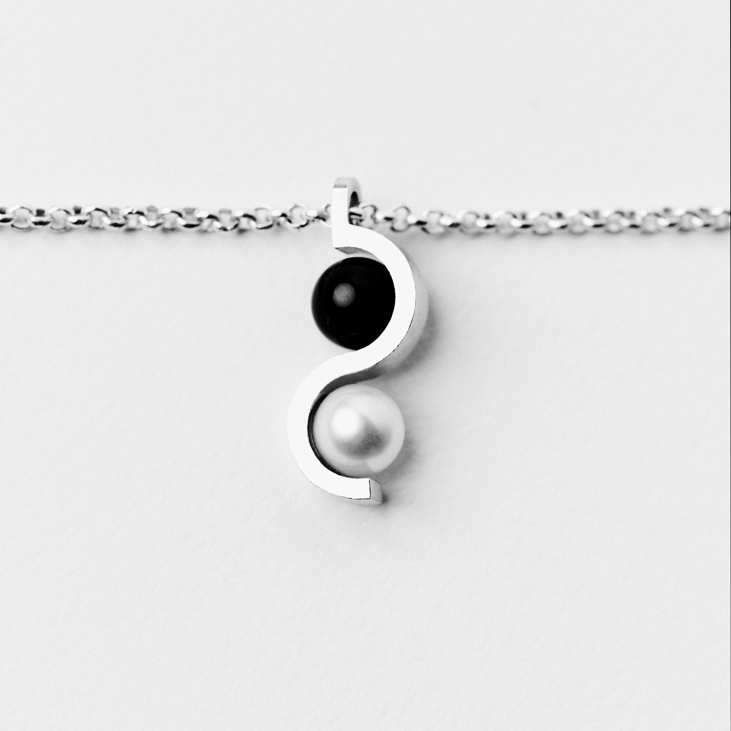 CONTRAST CHOKER - onyx & pearl necklace