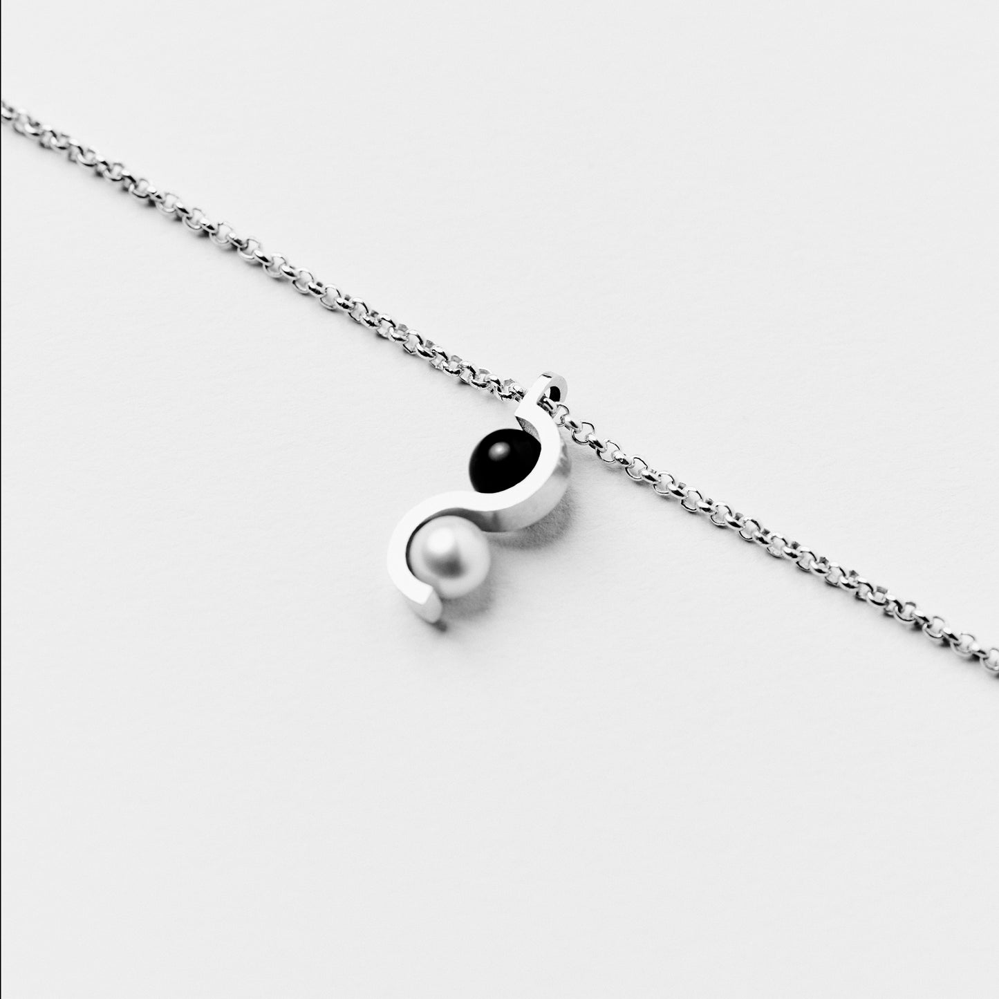 CONTRAST CHOKER - onyx & pearl necklace