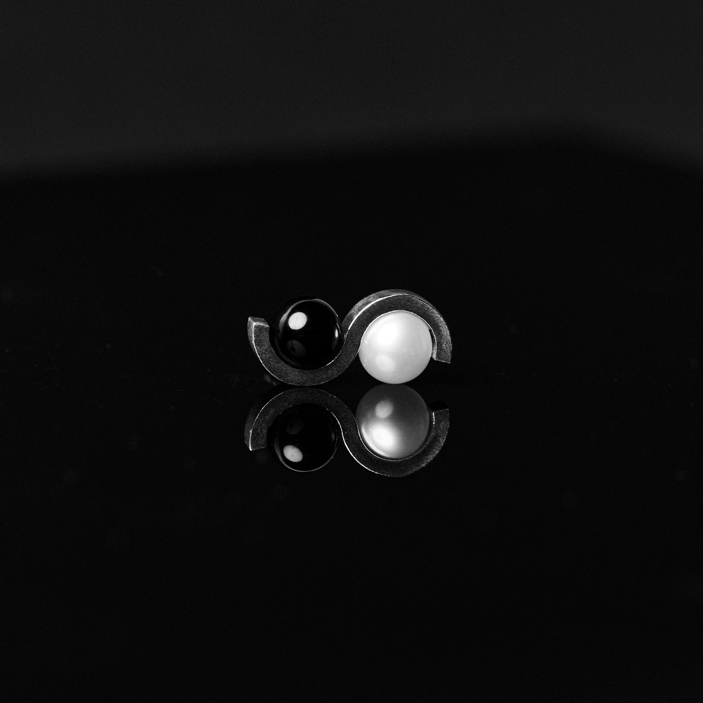 CONTRAST STUD - onyx & pearl earring