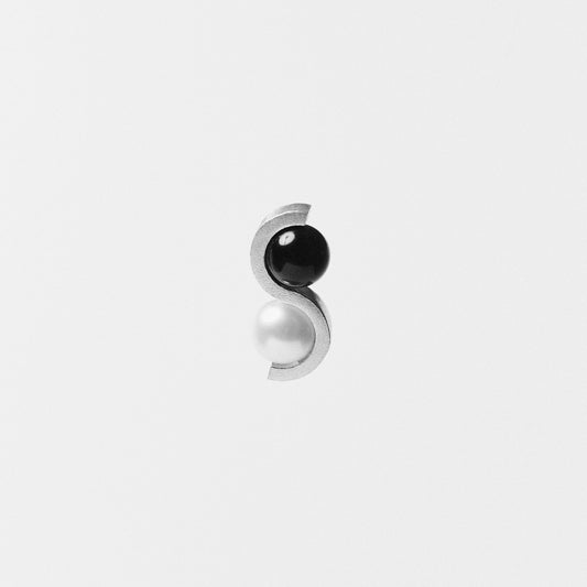 CONTRAST STUD - onyx & pearl earring